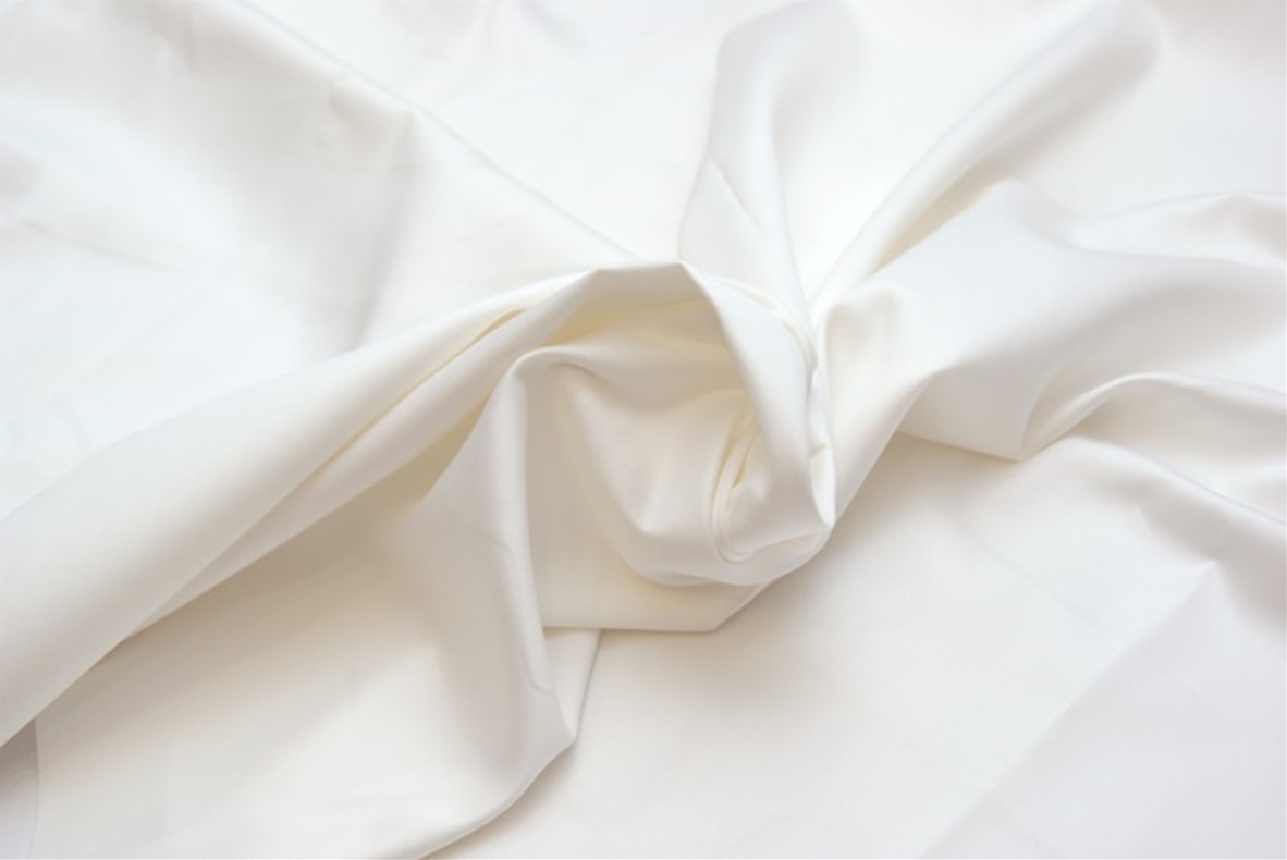 Offwhite katoensatijn (breedte 162 cm) 